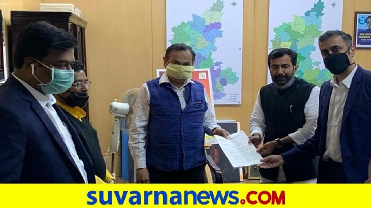 RR ನಗರ ಬೈ ಎಲೆಕ್ಷನ್: ಅಭ್ಯರ್ಥಿವಿರುದ್ಧ ಅಕ್ರಮ ವೋಟರ್ ಕಾರ್ಡ್ ಆರೋಪ RR ನಗರ ಬೈ ಎಲೆಕ್ಷನ್: ಅಭ್ಯರ್ಥಿವಿರುದ್ಧ ಅಕ್ರಮ ವೋಟರ್ ಕಾರ್ಡ್ ಆರೋಪ