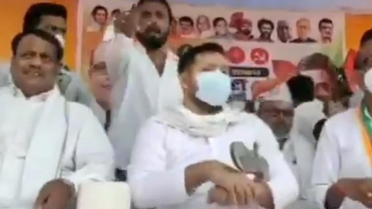 బీహార్‌లో ఎన్నికలు: సభలో ఆర్జేడీ నేత తేజస్వి యాదవ్‌పై చెప్పులు