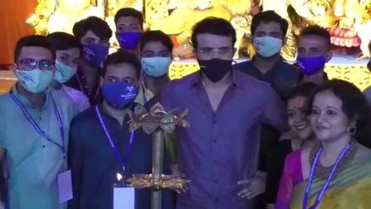 চতুর্থীতে নিজের পাড়ার পুজো উদ্বোধনে সৌরভ, করোনা নিয়ে দিলেন সতর্ক বার্তা চতুর্থীতে নিজের পাড়ার পুজো উদ্বোধনে সৌরভ, করোনা নিয়ে দিলেন সতর্ক বার্তা