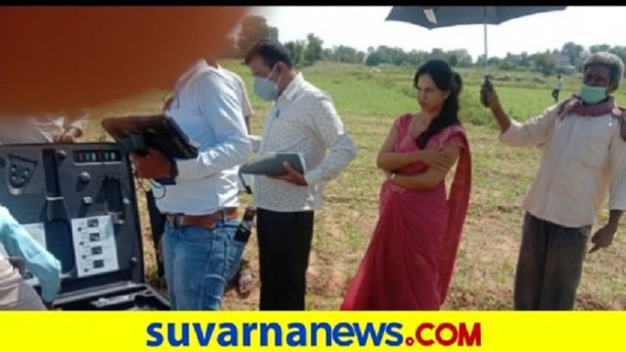 ಛತ್ರಿ ಹಿಡಿಸಿಕೊಂಡ PDO, ಮೈಸೂರಿನ ಕತೆ ಮೋದಿವರೆಗೆ! ಛತ್ರಿ ಹಿಡಿಸಿಕೊಂಡ PDO, ಮೈಸೂರಿನ ಕತೆ ಮೋದಿವರೆಗೆ!