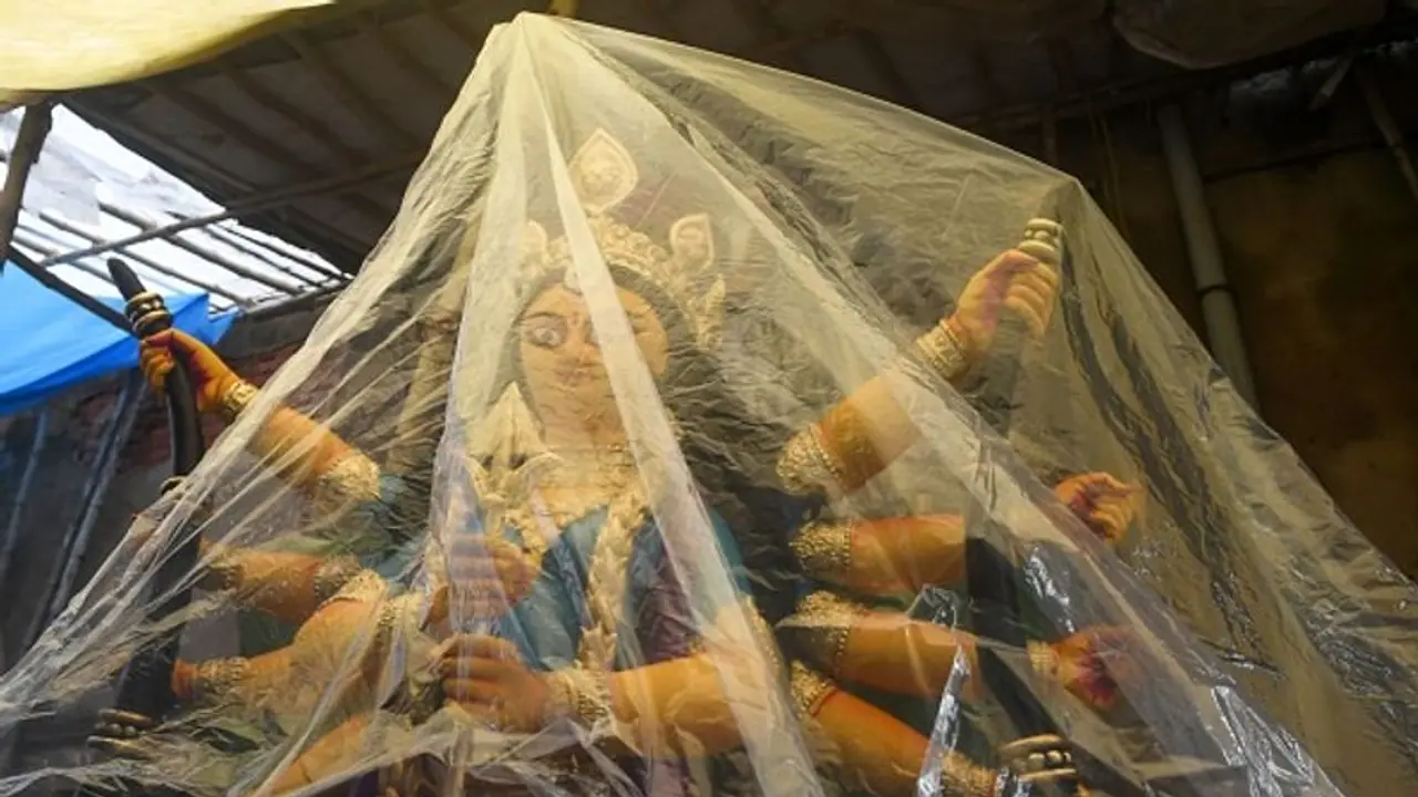 মহাষষ্ঠীতে ঝেপে বৃষ্টি কলকাতায়, নিম্নচাপের জেরে টানার বর্ষণের পূর্বাভাস মহাষষ্ঠীতে ঝেপে বৃষ্টি কলকাতায়, নিম্নচাপের জেরে টানার বর্ষণের পূর্বাভাস