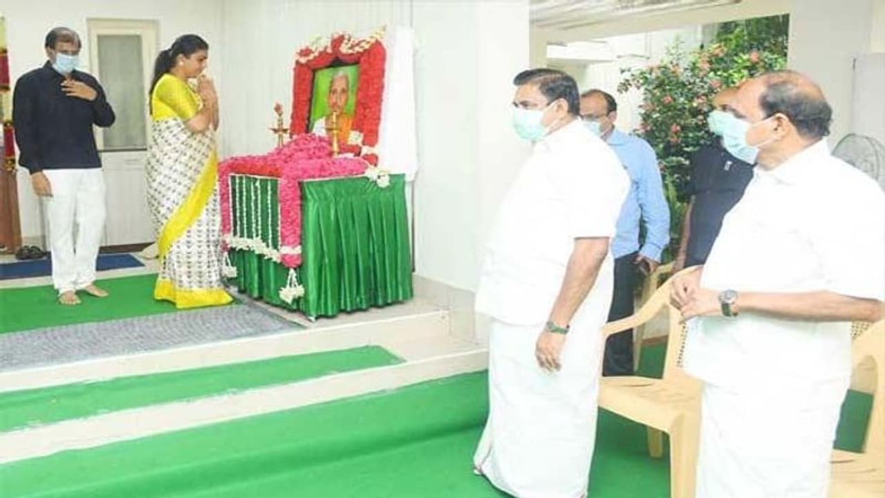 తల్లిని కోల్పోయిన సీఎంను... పరామర్శించిన వైసిపి ఎమ్మెల్యే రోజా తల్లిని కోల్పోయిన సీఎంను... పరామర్శించిన వైసిపి ఎమ్మెల్యే రోజా