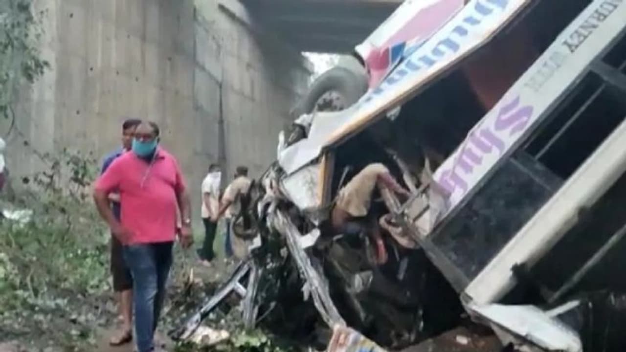 महाराष्ट्र में दर्दनाक हादसा: 40 फीट गहरी खाई में गिरी बस, 5 लोगों की मौके पर मौत महाराष्ट्र में दर्दनाक हादसा: 40 फीट गहरी खाई में गिरी बस, 5 लोगों की मौके पर मौत