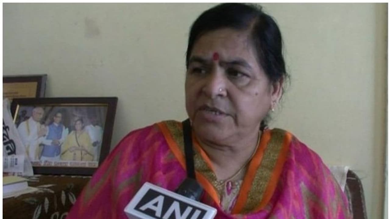 സമയം കളയുന്ന പരിപാടി; സെല്ഫി എടുക്കണമെങ്കില് 100 രൂപ നല്കണമെന്ന് മധ്യപ്രദേശ് മന്ത്രി സമയം കളയുന്ന പരിപാടി; സെല്ഫി എടുക്കണമെങ്കില് 100 രൂപ നല്കണമെന്ന് മധ്യപ്രദേശ് മന്ത്രി