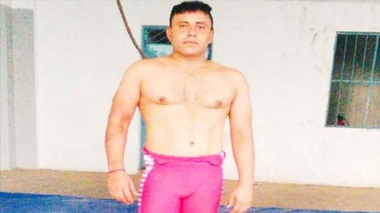 శానిటైజర్ తాగి... జాతీయస్థాయి కుస్తీ క్రీడాకారుడు మృతి