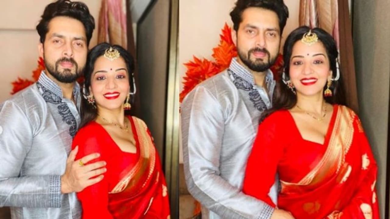 বাড়িতে বসেই মোনালিসার পুজো পরিক্রমা, পঞ্চমীতে লাল শাড়িতে সেজে উঠলেন ভোজপুরী নায়িকা বাড়িতে বসেই মোনালিসার পুজো পরিক্রমা, পঞ্চমীতে লাল শাড়িতে সেজে উঠলেন ভোজপুরী নায়িকা