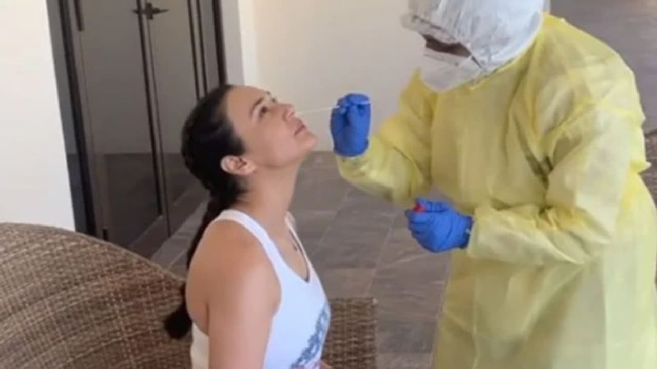 കൊവിഡ് ടെസ്റ്റ് വീഡിയോയുമായി ബോളിവുഡ് താരം; 'കറക്ട്' രീതിയില്‍ അല്ലെന്ന് കമന്റുകള്‍...