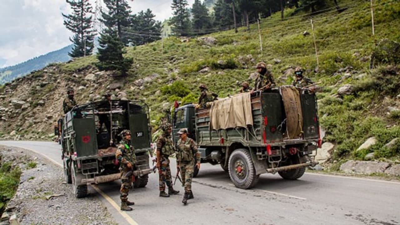 ശ്രീനഗറില്‍ ഏറ്റുമുട്ടല്‍; ഹിസ്ബുൾ മുജാഹിദ്ദീൻ ഓപ്പറേഷൻ മേധാവിയെ സൈന്യം വധിച്ചു
