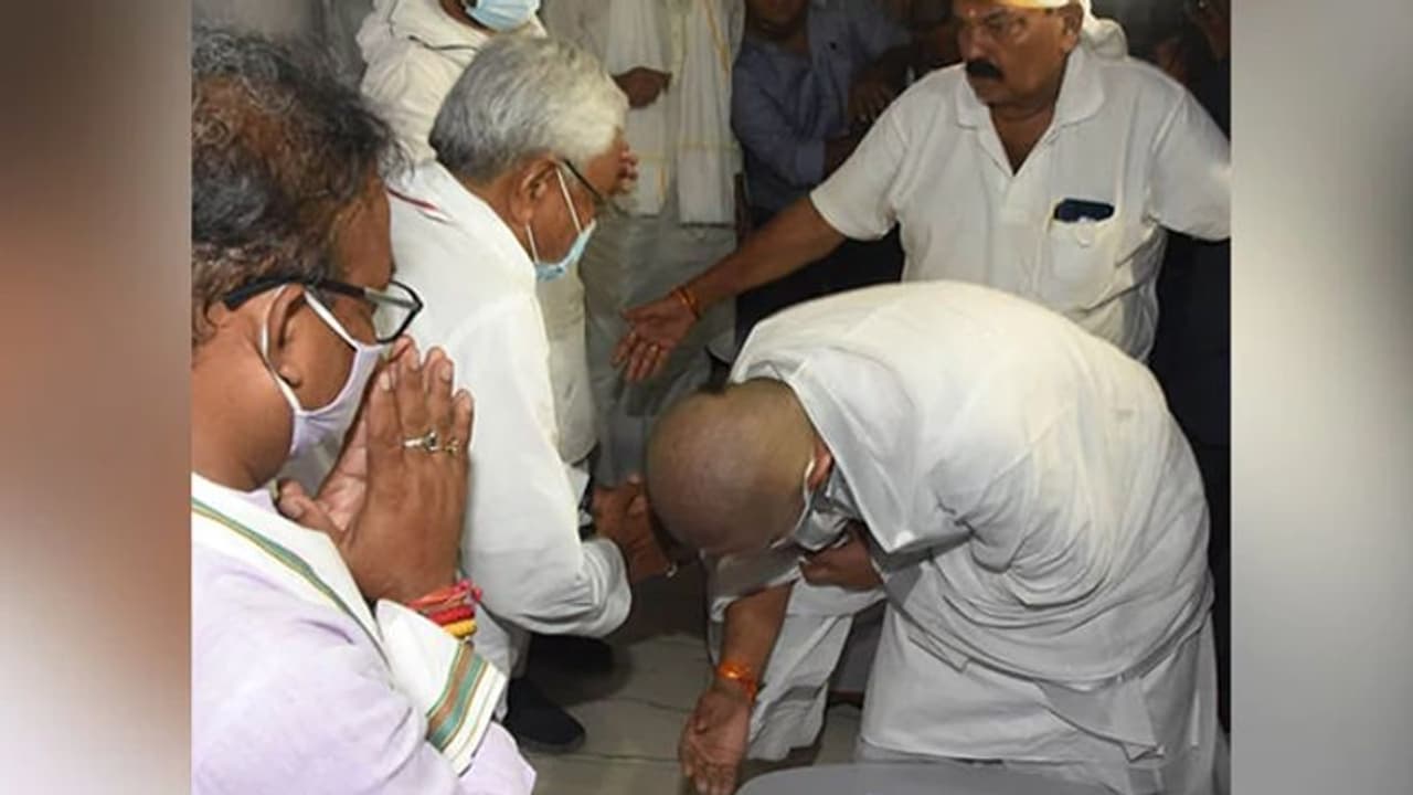 నితీశ్ పాదాలకు మొక్కి.. అంతలోనే బాంబు పేల్చిన చిరాగ్ పాశ్వాన్ నితీశ్ పాదాలకు మొక్కి.. అంతలోనే బాంబు పేల్చిన చిరాగ్ పాశ్వాన్