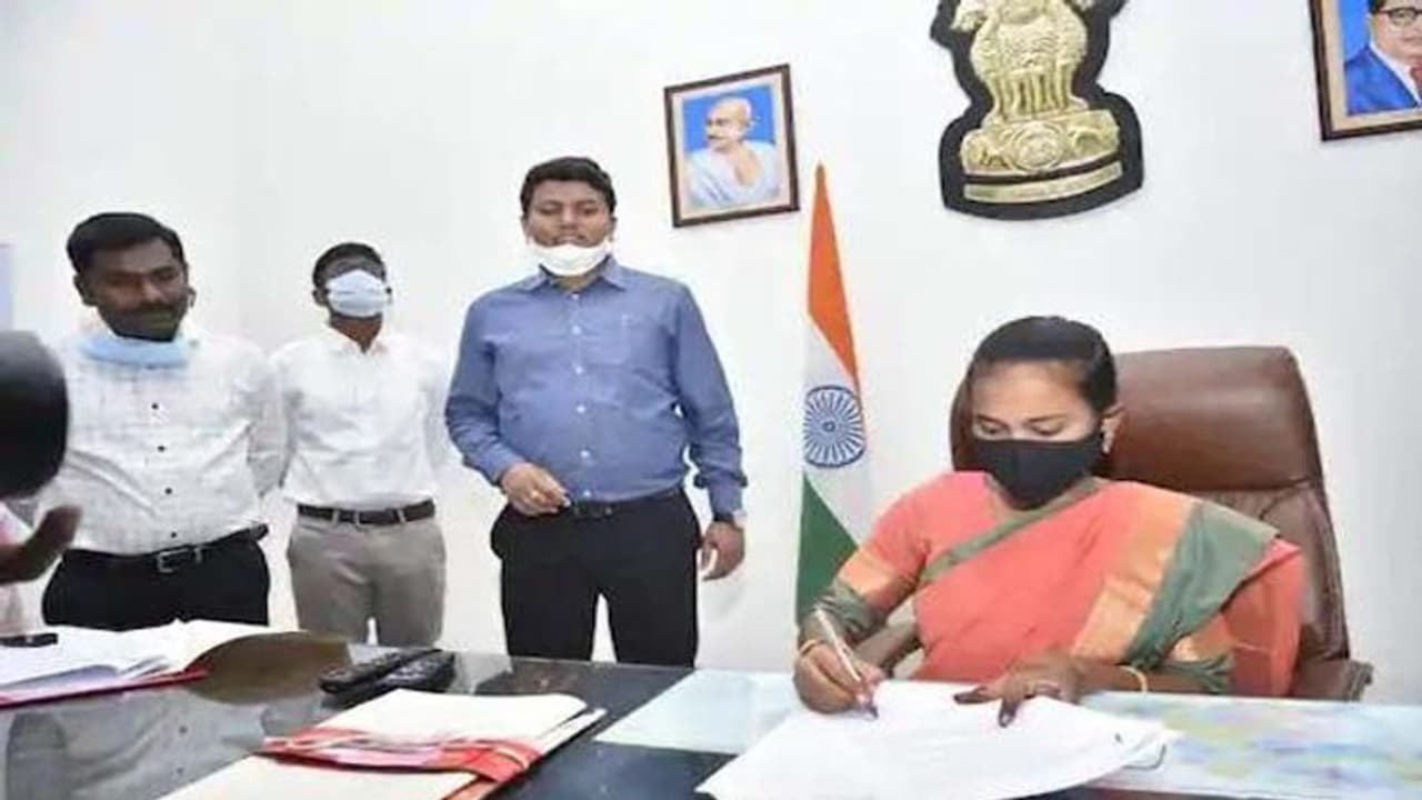 ''బాలికే భవిష్యత్''...కేంద్ర మంత్రి చేత ప్రశంసలు పొందిన ఏపీ కలెక్టర్ ''బాలికే భవిష్యత్''...కేంద్ర మంత్రి చేత ప్రశంసలు పొందిన ఏపీ కలెక్టర్