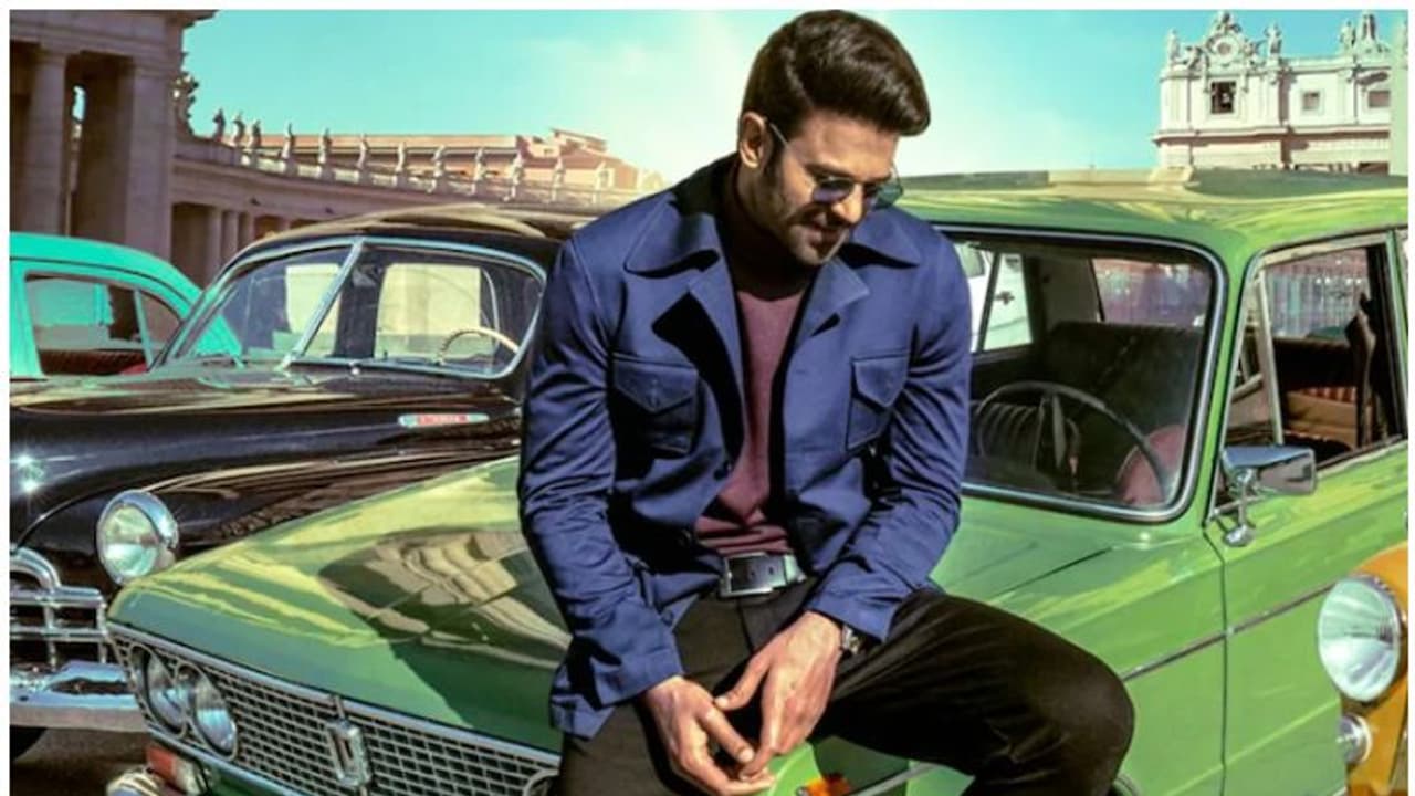 വിക്രമാദിത്യയായി പ്രഭാസ് വിന്ഡേജ് കാറില്, പ്രണയത്തിരയാകാൻ 'രാധേശ്യാം' വിക്രമാദിത്യയായി പ്രഭാസ് വിന്ഡേജ് കാറില്, പ്രണയത്തിരയാകാൻ 'രാധേശ്യാം'