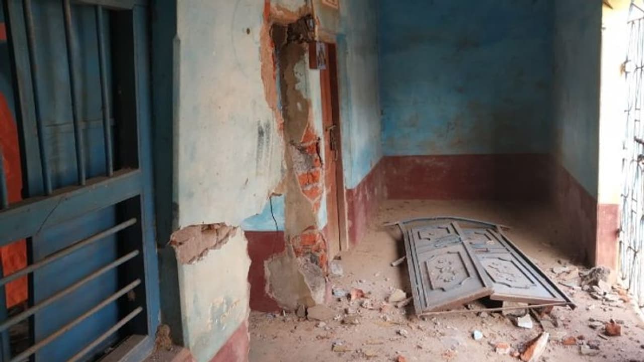 প্রবল বিস্ফোরণে উড়ল দাতব্য চিকিৎসাকেন্দ্রের একাংশ, পুজোর মুখে আতঙ্ক ছড়াল বীরভূমে