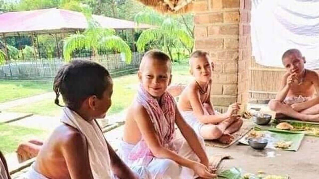 FACT CHECK: क्या जर्मनी गुरुकुल में सनातन धर्म की शिक्षा लेते हैं विदेशी छात्र? ये है वायरल तस्वीर का सच FACT CHECK: क्या जर्मनी गुरुकुल में सनातन धर्म की शिक्षा लेते हैं विदेशी छात्र? ये है वायरल तस्वीर का सच