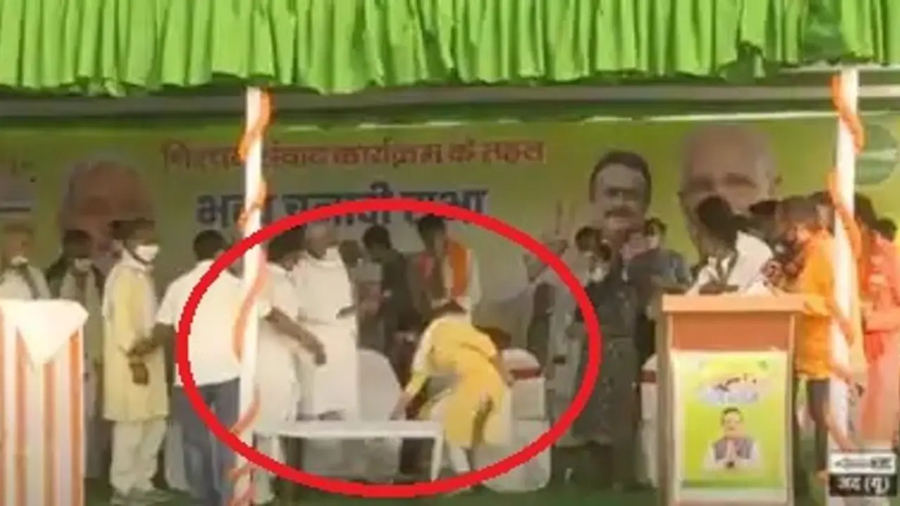 लालू यादव की बहू ऐश्वर्या ने नीतीश कुमार के छुए पैर, सीएम के मंच से पिता के लिए मांगा वोट लालू यादव की बहू ऐश्वर्या ने नीतीश कुमार के छुए पैर, सीएम के मंच से पिता के लिए मांगा वोट