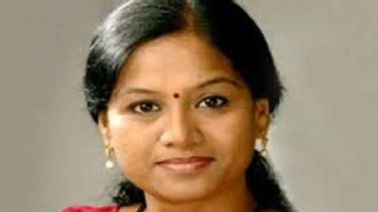 టీడీపీ నేత గౌతు శిరీషకు ఊరట.. సీఐడీ నోటీసులపై ఏపీ హైకోర్టు స్టే టీడీపీ నేత గౌతు శిరీషకు ఊరట.. సీఐడీ నోటీసులపై ఏపీ హైకోర్టు స్టే