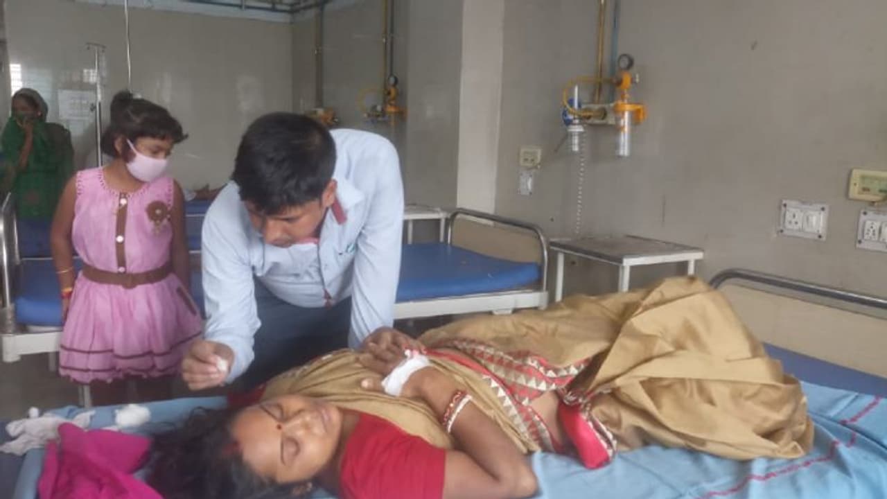 বাইকে চেপে যাওয়ার পথে হার ও দুল ছিনতাই দুষ্কৃতীদের, রাস্তায় পড়ে গুরুতর জখম শিক্ষিকা বাইকে চেপে যাওয়ার পথে হার ও দুল ছিনতাই দুষ্কৃতীদের, রাস্তায় পড়ে গুরুতর জখম শিক্ষিকা