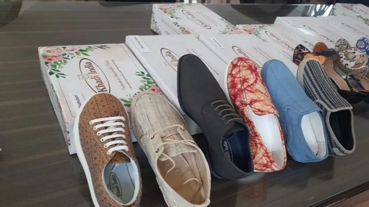 अब बाजार में आए खादी के जूते, जानें कितनी है इनकी कीमत अब बाजार में आए खादी के जूते, जानें कितनी है इनकी कीमत