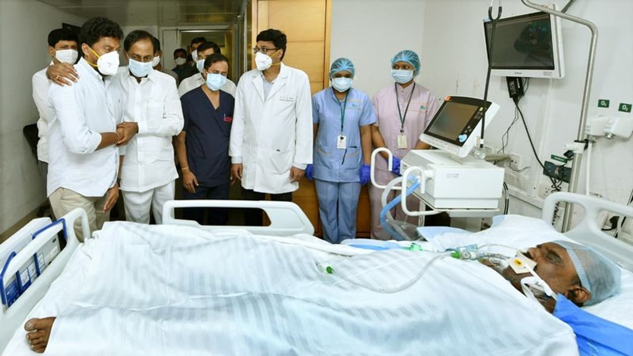 నాయిని నర్సింహారెడ్డిని పరామర్శించిన కేసీఆర్