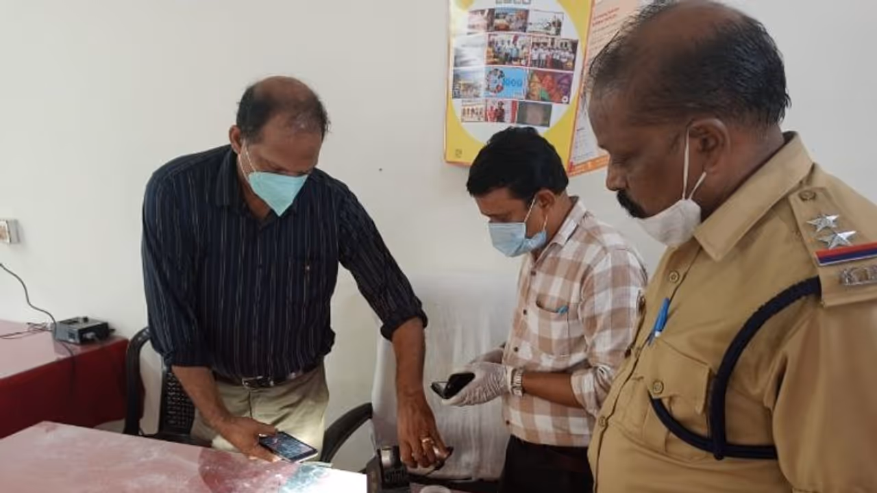 ആലപ്പുഴയില് ആരോഗ്യകേന്ദ്രത്തില് പൂട്ട് കുത്തിത്തുറന്ന് മോഷണം ആലപ്പുഴയില് ആരോഗ്യകേന്ദ്രത്തില് പൂട്ട് കുത്തിത്തുറന്ന് മോഷണം