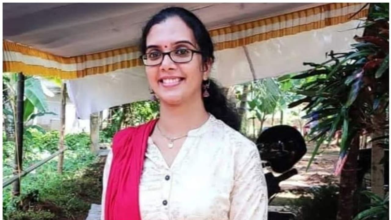 ഇരട്ട കണ്‍മണികളെ മാറോടണയ്ക്കാനാവാതെ ശ്രുതി ടീച്ചര്‍ യാത്രയായി