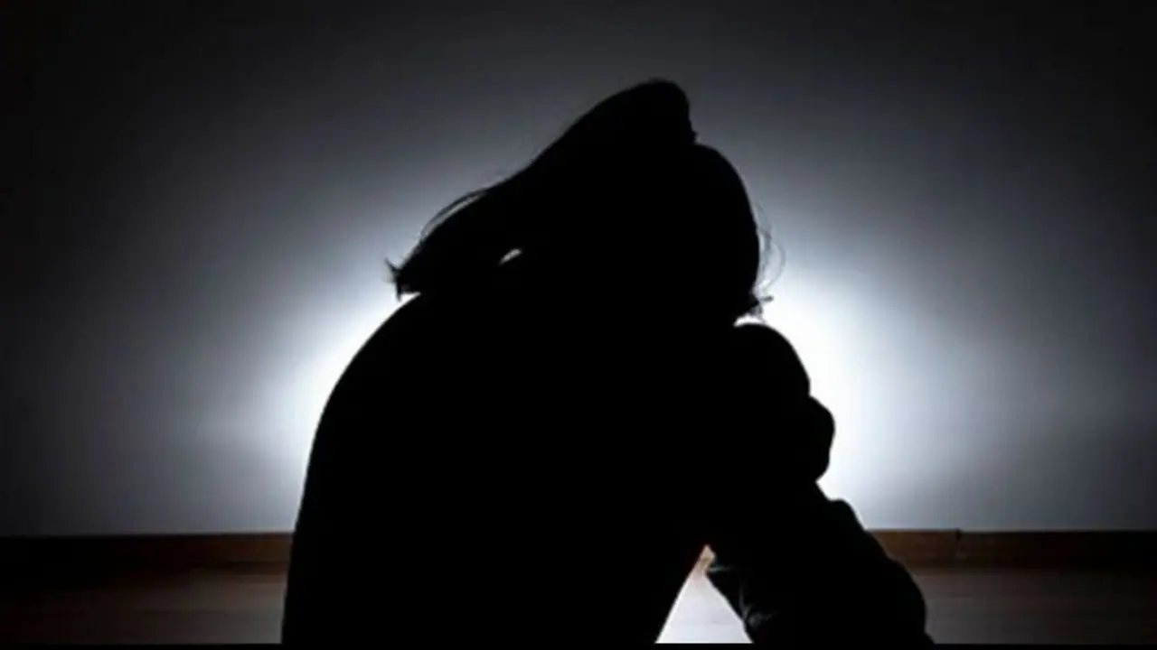 খাবারের লোভ দেখিয়ে কবরস্থান নিয়ে 'গণধর্ষণ', বিকৃত যৌন লালসার শিকার ভবঘুরে মহিলা খাবারের লোভ দেখিয়ে কবরস্থান নিয়ে 'গণধর্ষণ', বিকৃত যৌন লালসার শিকার ভবঘুরে মহিলা