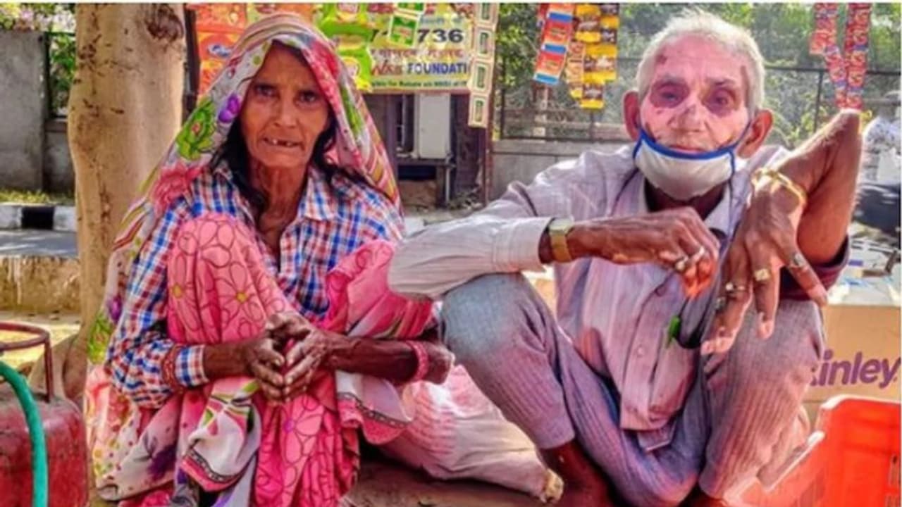 മകന് കൈ തല്ലിയൊടിച്ച് ഇറക്കിവിട്ടു, ഒറ്റപ്പെട്ടതിന്റെ വേദനയിലും ഉപജീവനത്തിനായി ചായവിറ്റ് വൃദ്ധദമ്പതികള് മകന് കൈ തല്ലിയൊടിച്ച് ഇറക്കിവിട്ടു, ഒറ്റപ്പെട്ടതിന്റെ വേദനയിലും ഉപജീവനത്തിനായി ചായവിറ്റ് വൃദ്ധദമ്പതികള്