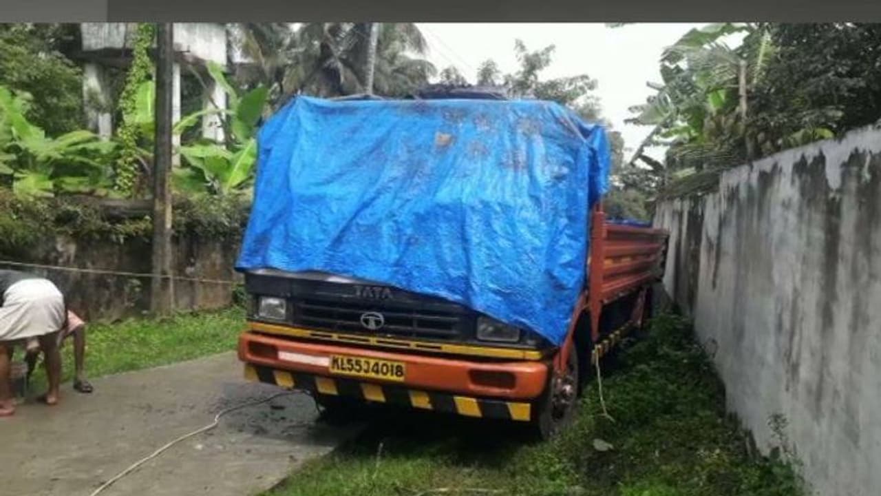 12 டன் முந்திரி லாரியை கத்தியை காட்டி கடத்திய அதிமுக முன்னாள் அமைச்சர் மகன் கைது..! 12 டன் முந்திரி லாரியை கத்தியை காட்டி கடத்திய அதிமுக முன்னாள் அமைச்சர் மகன் கைது..!