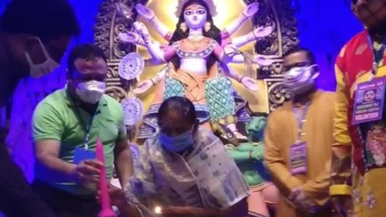 দুর্গা পুজোর উদ্ধোধনে শহীদের মা, শ্রদ্ধাঞ্জলি জানিয়ে অনুষ্ঠান হাওড়াতে দুর্গা পুজোর উদ্ধোধনে শহীদের মা, শ্রদ্ধাঞ্জলি জানিয়ে অনুষ্ঠান হাওড়াতে