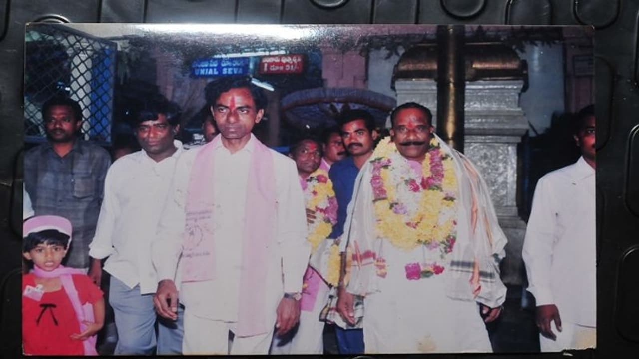 కేసీఆర్ తోనే...: తెల్లకాగితంపై ఫాక్స్ ద్వారా వైఎస్ కు రాజీనామా లేఖ కేసీఆర్ తోనే...: తెల్లకాగితంపై ఫాక్స్ ద్వారా వైఎస్ కు రాజీనామా లేఖ