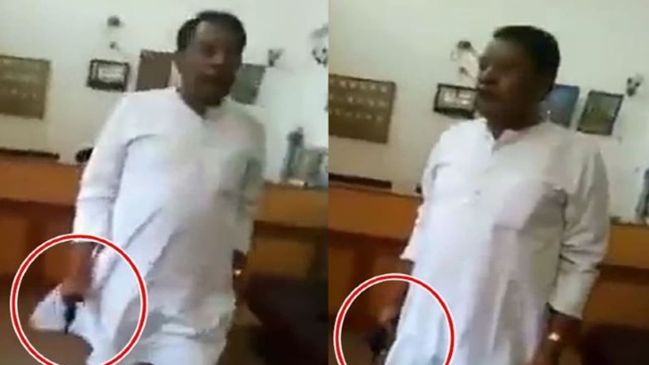 शिवराज सरकार के मंत्री का रिवॉल्वर लहराते वीडियो वायरल, कहा ज्यादा बोले तो गोली मार दूंगा शिवराज सरकार के मंत्री का रिवॉल्वर लहराते वीडियो वायरल, कहा ज्यादा बोले तो गोली मार दूंगा