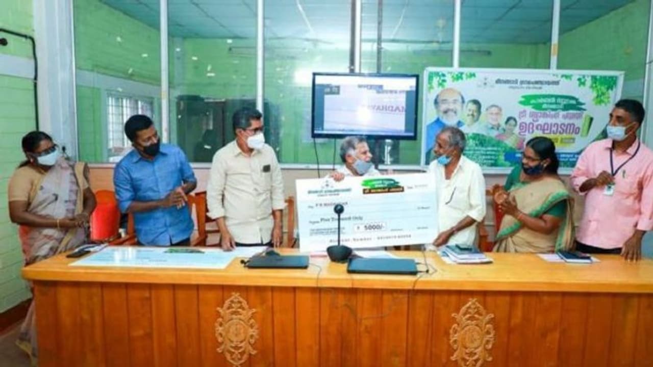 पेड़ों को गिरवी रख कर बैंकों से ब्याज मुक्त कर्ज ले सकते हैं किसान, केरल में शुरू हुई अनोखी पहल पेड़ों को गिरवी रख कर बैंकों से ब्याज मुक्त कर्ज ले सकते हैं किसान, केरल में शुरू हुई अनोखी पहल