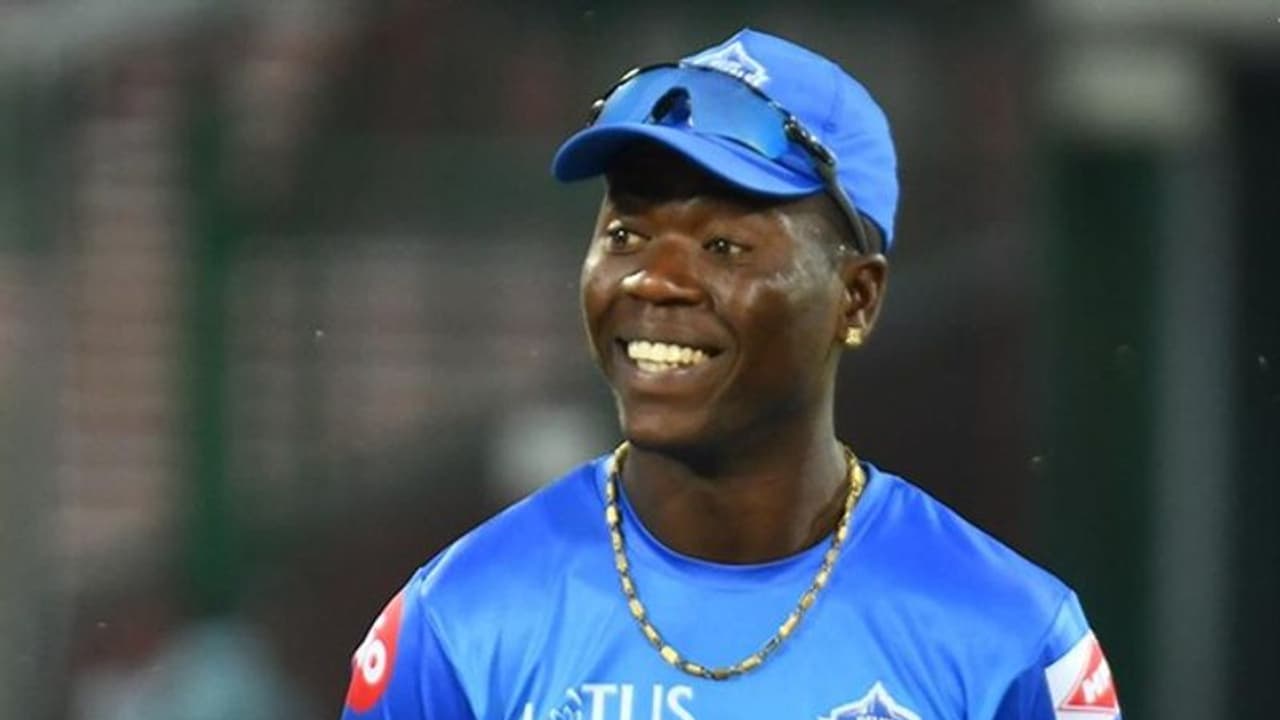 IPL 2021 தந்தை உயிரிழப்பால் ஐபிஎல்லில் இருந்து விலகி நாடு திரும்பும் சன்ரைசர்ஸ் வீரர்