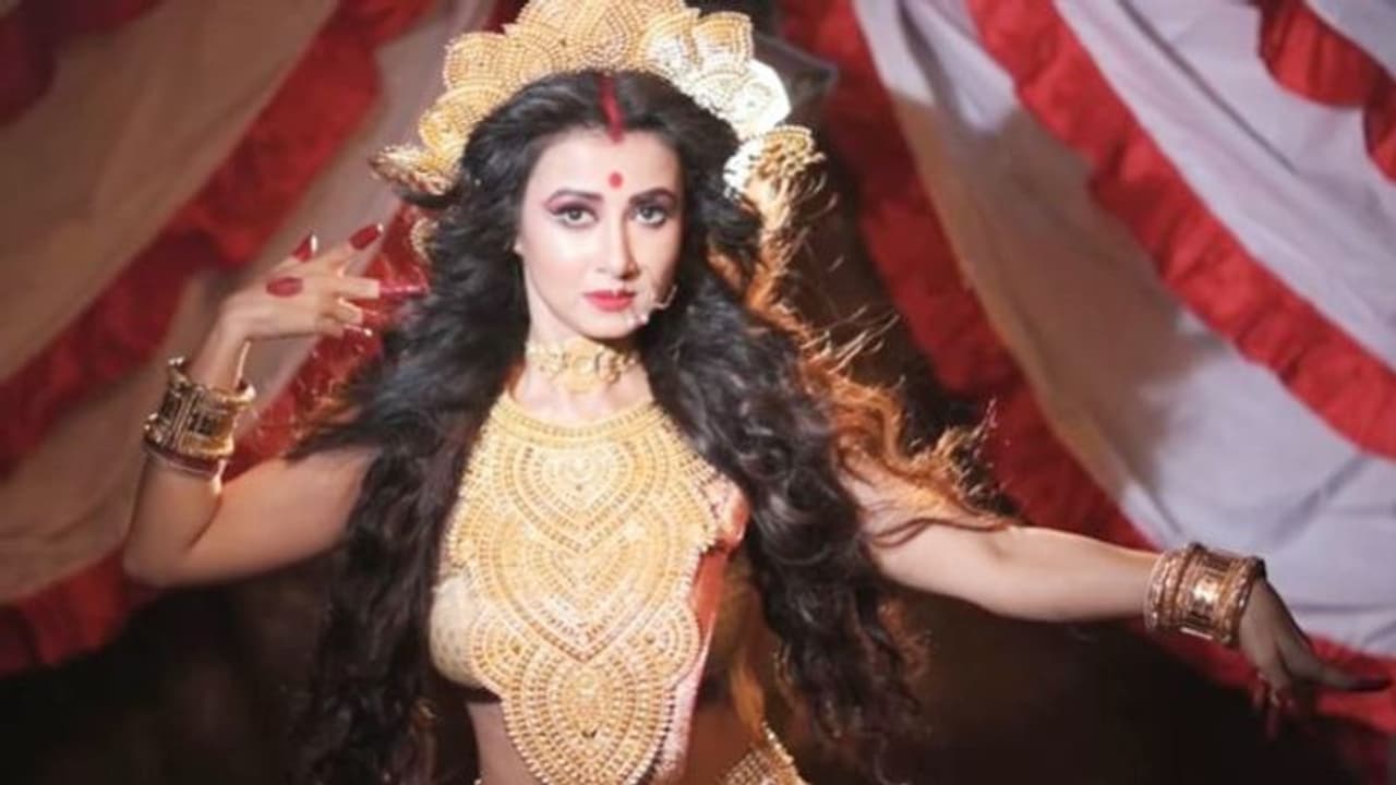 পরিবার এবং স্বামী নয়, 'আগে নিজেকে ভালবাস নারী', পুজোয় ভিন্ন বার্তা নিয়ে মনামী পরিবার এবং স্বামী নয়, 'আগে নিজেকে ভালবাস নারী', পুজোয় ভিন্ন বার্তা নিয়ে মনামী