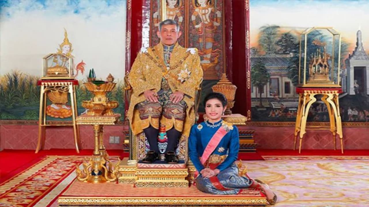 'মহৎ স্ত্রী'র ১৪৪৩টি যৌনতায় ভরা নগ্ন ছবি ফাঁস, ফের চরম কেলেঙ্কারিতে ডুবলেন থাই রাজা 'মহৎ স্ত্রী'র ১৪৪৩টি যৌনতায় ভরা নগ্ন ছবি ফাঁস, ফের চরম কেলেঙ্কারিতে ডুবলেন থাই রাজা