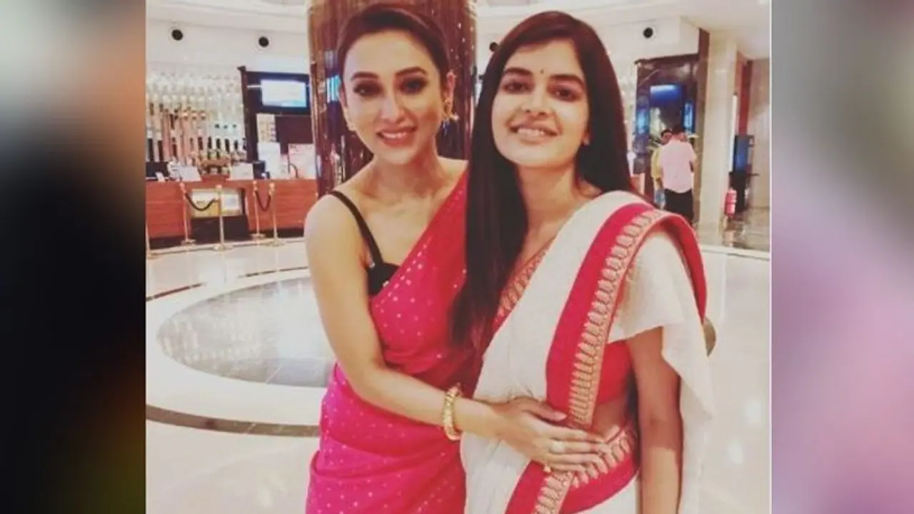 কীসের ঘোরে মধুমিতা, মিমির সঙ্গে দেখা করতেই কী এমন হল অভিনেত্রীর কীসের ঘোরে মধুমিতা, মিমির সঙ্গে দেখা করতেই কী এমন হল অভিনেত্রীর