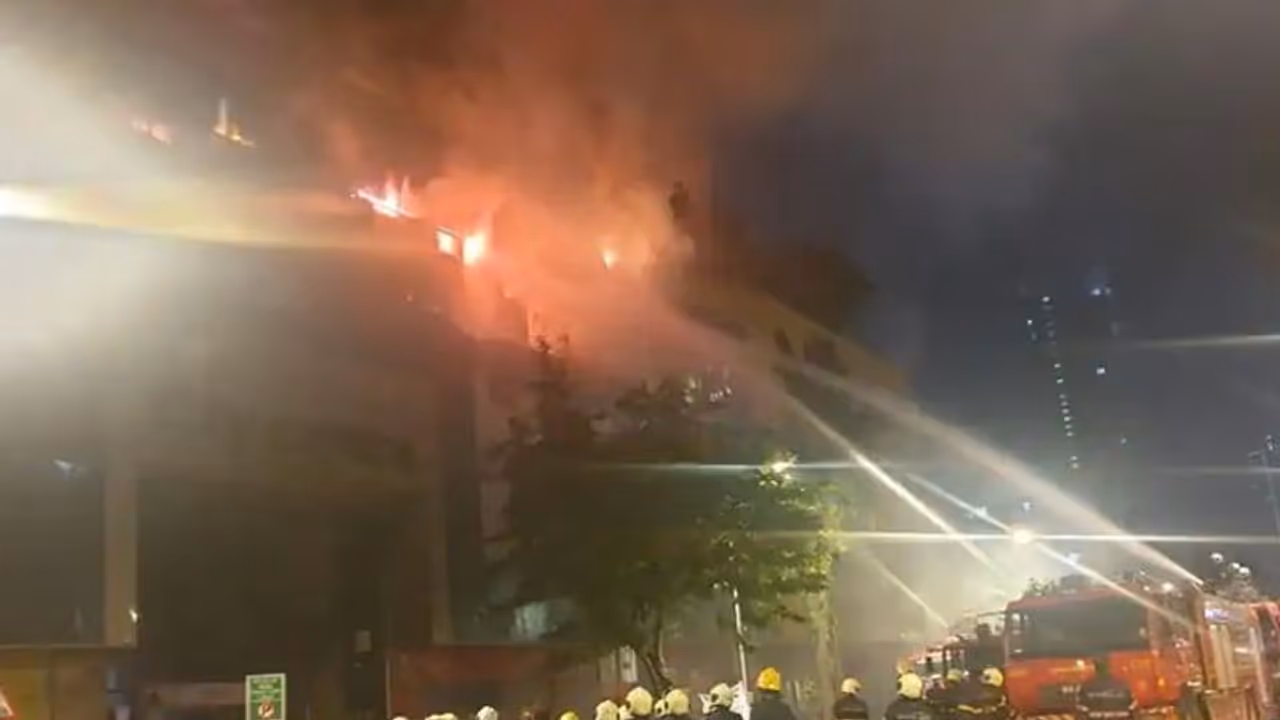 मुंबई के मॉल में भीषण आग, 2 फायरमैन जख्मी; आसपास की इमारतों से 3500 लोग निकाले गए मुंबई के मॉल में भीषण आग, 2 फायरमैन जख्मी; आसपास की इमारतों से 3500 लोग निकाले गए