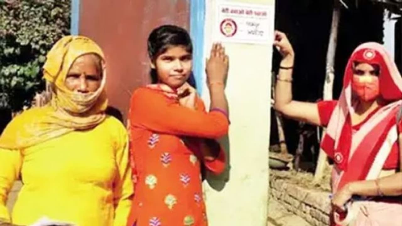 नई शुरूआत: यूपी के इस जिले में घर की नेमप्लेट पर मां, पत्नी या बेटी का नाम