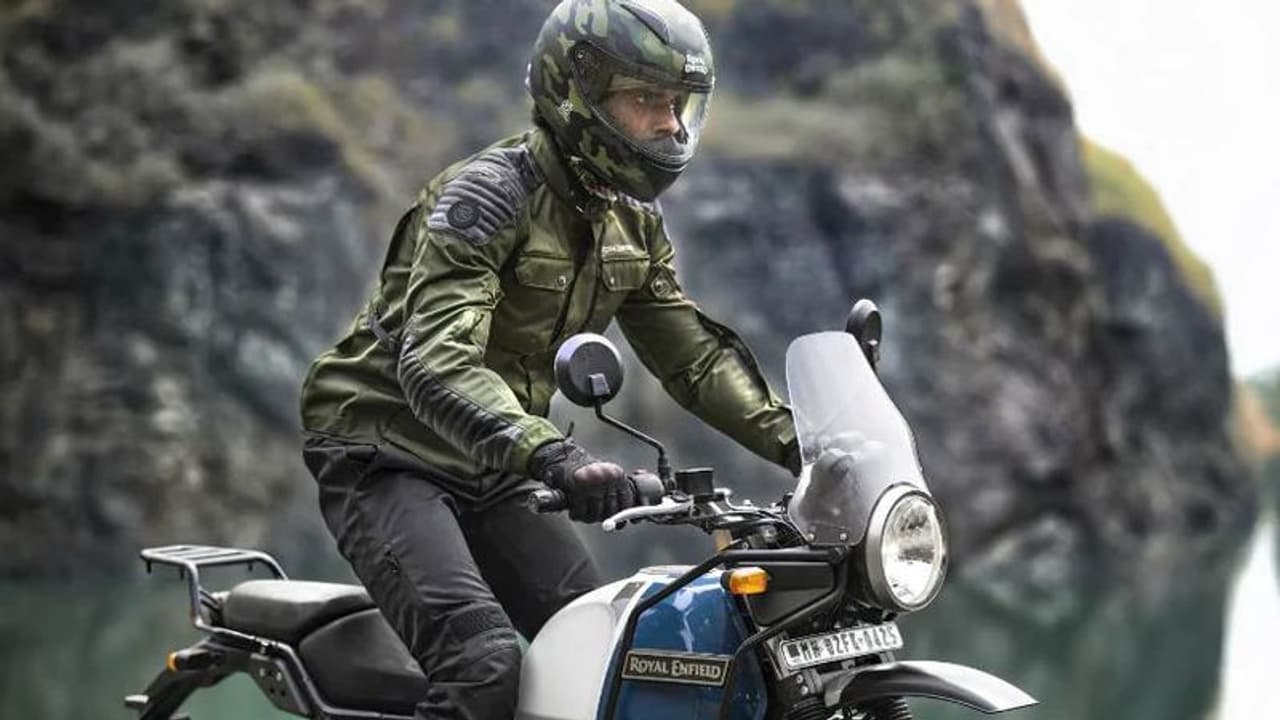 బైక్ రైడర్స్ కోసం రాయల్ ఎన్ఫీల్డ్ కొత్త రైడింగ్ జాకెట్ కలెక్షన్.. బడ్జెట్ ధరకే అందుబాటులోకి.. బైక్ రైడర్స్ కోసం రాయల్ ఎన్ఫీల్డ్ కొత్త రైడింగ్ జాకెట్ కలెక్షన్.. బడ్జెట్ ధరకే అందుబాటులోకి..