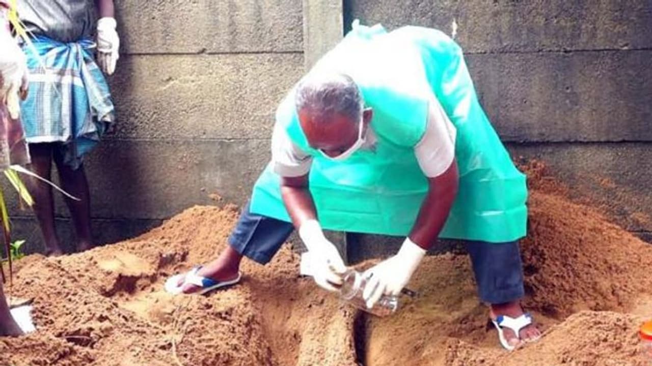 ஐயோ இந்த கொடுமையை பாருங்கள்.. மாணவனை கொன்று பிணத்துடன் ஓரினச்சேர்க்கையில் ஈடுபட்ட கொடூரம்..! ஐயோ இந்த கொடுமையை பாருங்கள்.. மாணவனை கொன்று பிணத்துடன் ஓரினச்சேர்க்கையில் ஈடுபட்ட கொடூரம்..!