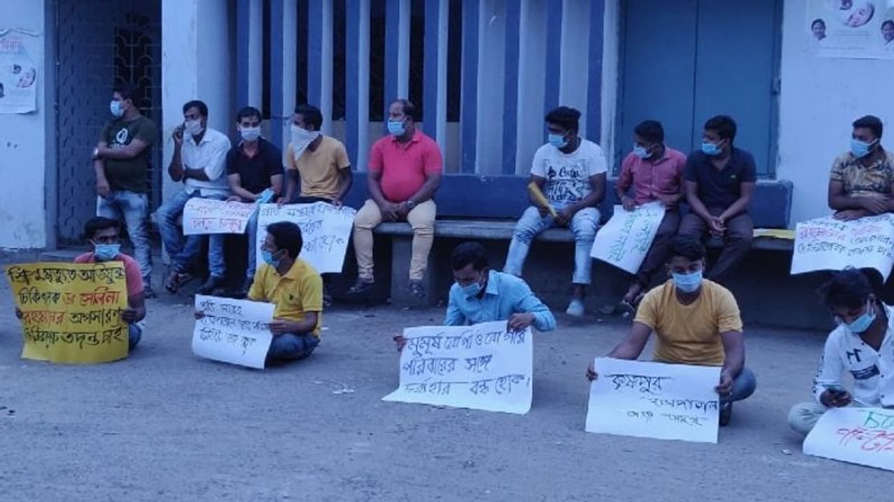 চিকিৎসক এলেন না, অর্ধেক ভূমিষ্ঠ অবস্থায় মৃত্যু শিশুর, প্রতিবাদে হাসপাতালে অনশন পরিবারের