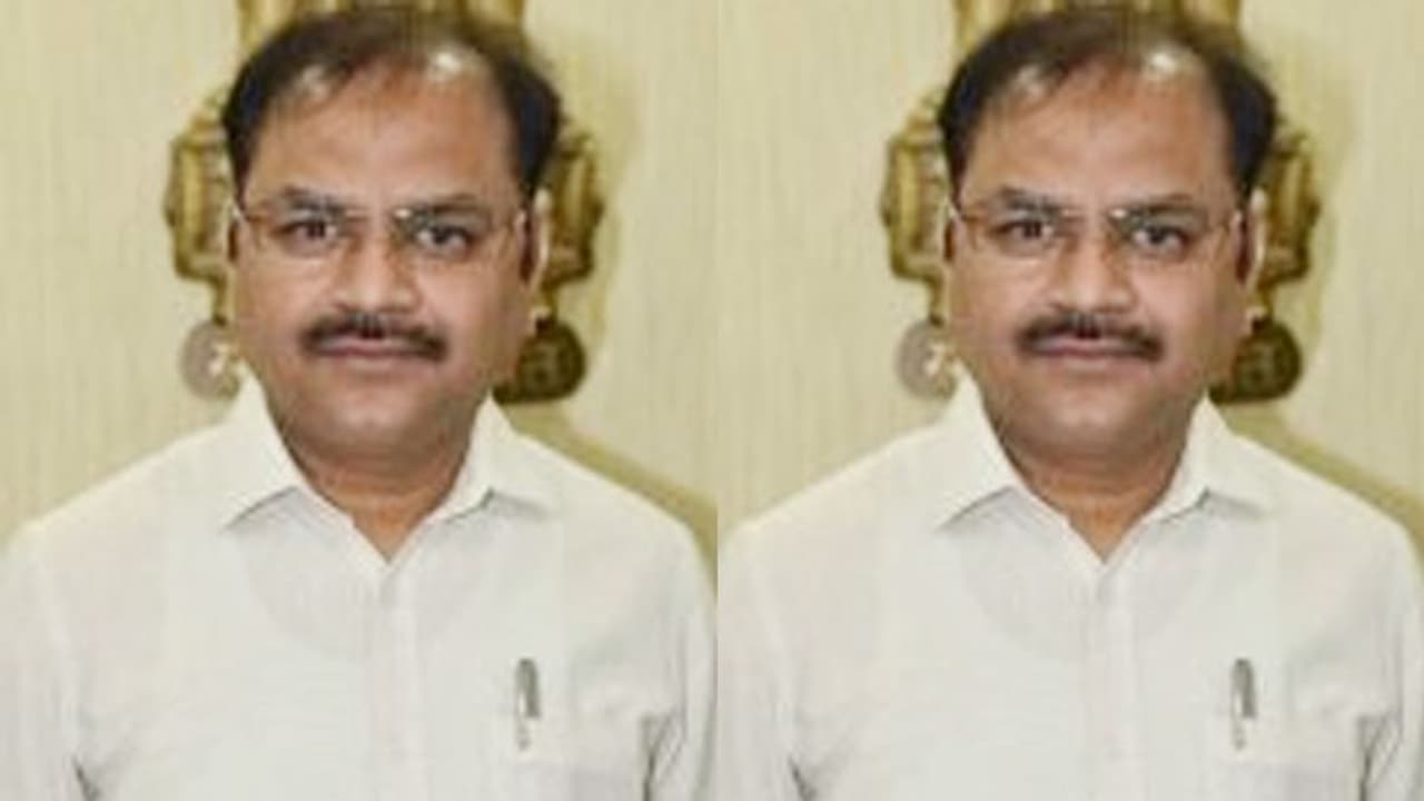 జాయింట్ కలెక్టర్ పెద్దమనసు: వృద్ధురాలి చేతిలో వెయ్యి పెట్టి.. క్షేమంగా ఇంట్లో దించి జాయింట్ కలెక్టర్ పెద్దమనసు: వృద్ధురాలి చేతిలో వెయ్యి పెట్టి.. క్షేమంగా ఇంట్లో దించి