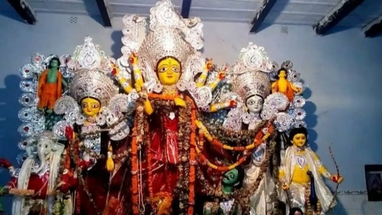 দেবীর পেটে কেটে উদ্ধার জীবন্ত কিশোরী, সাড়ে তিনশো বছরের ইতিহাস বয়ে নিয়ে চলেছে এই পুজো দেবীর পেটে কেটে উদ্ধার জীবন্ত কিশোরী, সাড়ে তিনশো বছরের ইতিহাস বয়ে নিয়ে চলেছে এই পুজো