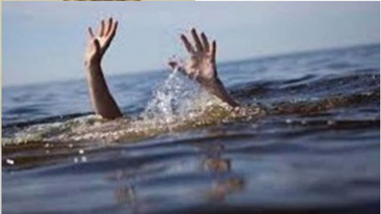 ಹಾವೇರಿ: ಬೈಕ್ ಸಮೇತ ನದಿಗೆ ಬಿದ್ದ ತಾಯಿ, ಮಗ ಹಾವೇರಿ: ಬೈಕ್ ಸಮೇತ ನದಿಗೆ ಬಿದ್ದ ತಾಯಿ, ಮಗ