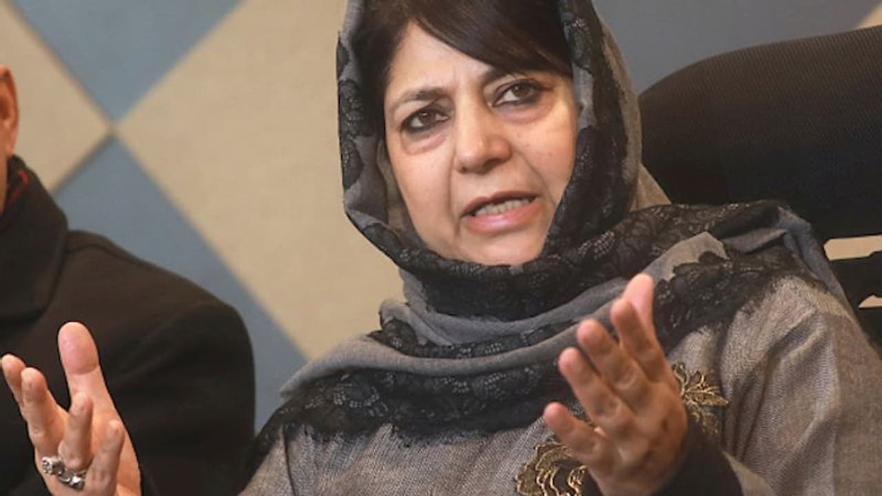 Jammu kashmir : शिक्षकों के हत्यारे TRF कमांडर पर महबूबा की हमदर्दी, कहा एकतरफा फायरिंग कर एनकाउंटर किया Jammu kashmir : शिक्षकों के हत्यारे TRF कमांडर पर महबूबा की हमदर्दी, कहा एकतरफा फायरिंग कर एनकाउंटर किया