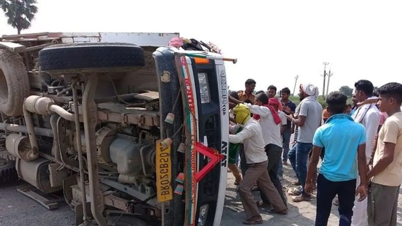 तेजस्वी यादव की रैली से लौटे समर्थकों से भरी वैन पलटी, एक की मौत, अस्पताल में हंगामा तेजस्वी यादव की रैली से लौटे समर्थकों से भरी वैन पलटी, एक की मौत, अस्पताल में हंगामा