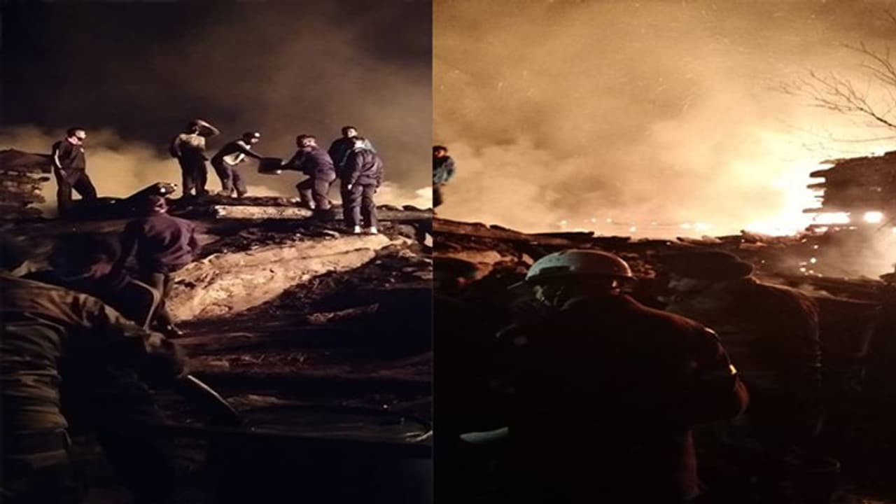 हिमाचल के किन्नौर में भीषण आग से तबाह हुए कई घर, ITBP के जवानों ने मसीहा बन बचाई दर्जनों लोगों की जान हिमाचल के किन्नौर में भीषण आग से तबाह हुए कई घर, ITBP के जवानों ने मसीहा बन बचाई दर्जनों लोगों की जान