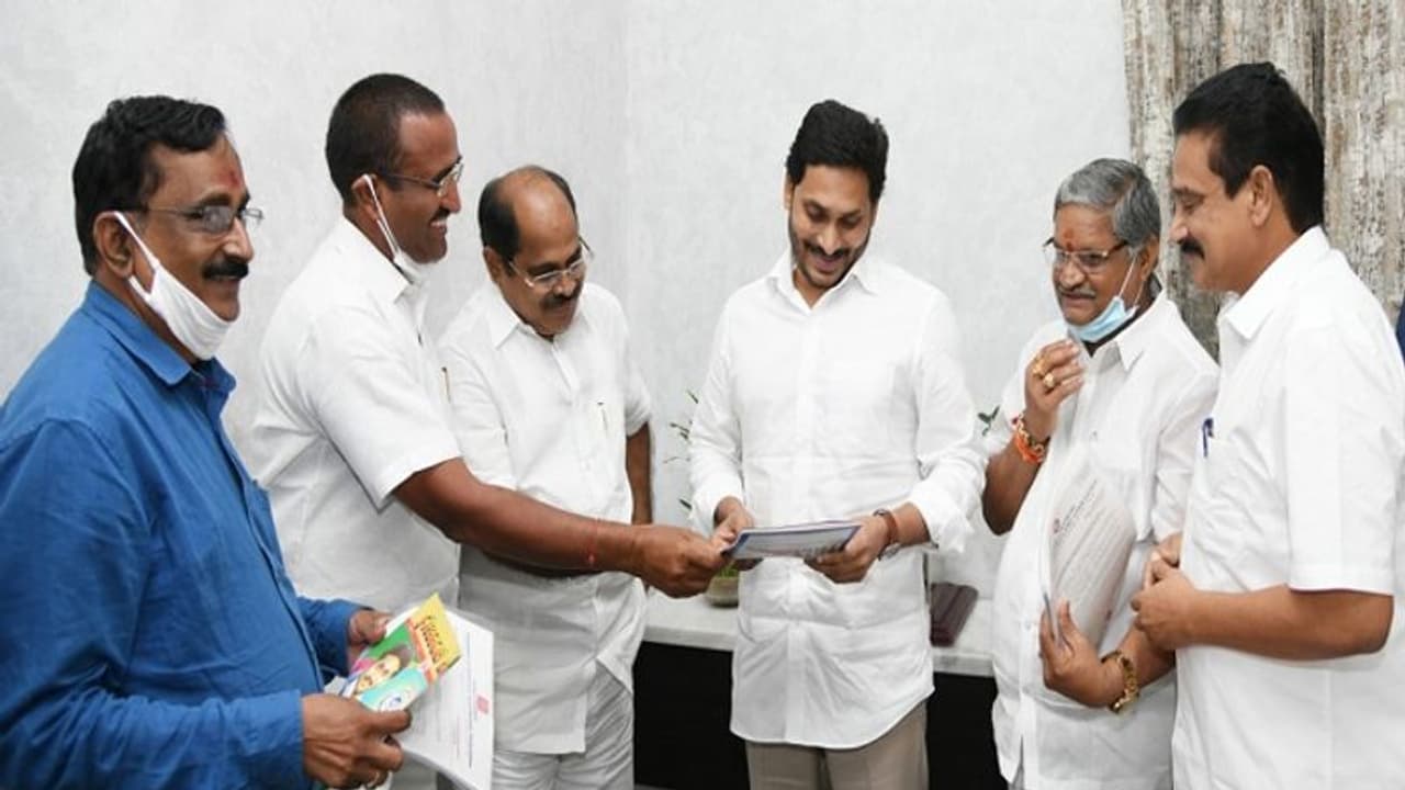 వైఎస్ జగన్ దసరా కానుక: ఉద్యోగులకు రెండు డీఎలు వైఎస్ జగన్ దసరా కానుక: ఉద్యోగులకు రెండు డీఎలు