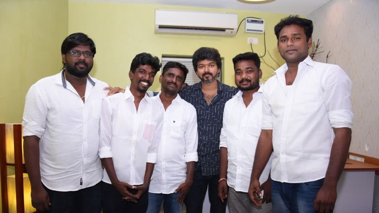<p>VMI വിജയ് മക്കള് ഇയക്കം എന്നാണ് വിജയ് ആരാധക സംഘത്തിന്റെ പേര്</p>
<p>VMI വിജയ് മക്കള് ഇയക്കം എന്നാണ് വിജയ് ആരാധക സംഘത്തിന്റെ പേര്</p>