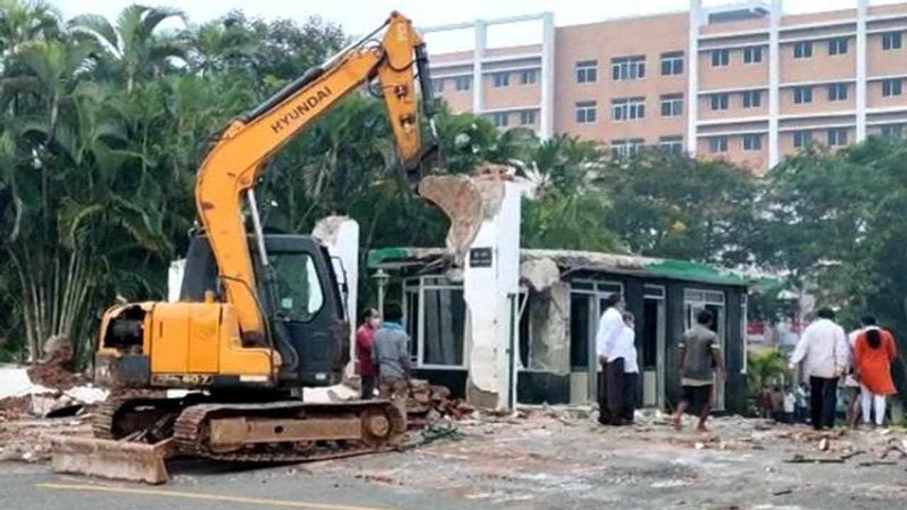 జగన్ ప్రభుత్వానికి ఎదురు దెబ్బ: గీతం కూల్చివేతలపై హైకోర్టు ఆదేశాలు జగన్ ప్రభుత్వానికి ఎదురు దెబ్బ: గీతం కూల్చివేతలపై హైకోర్టు ఆదేశాలు