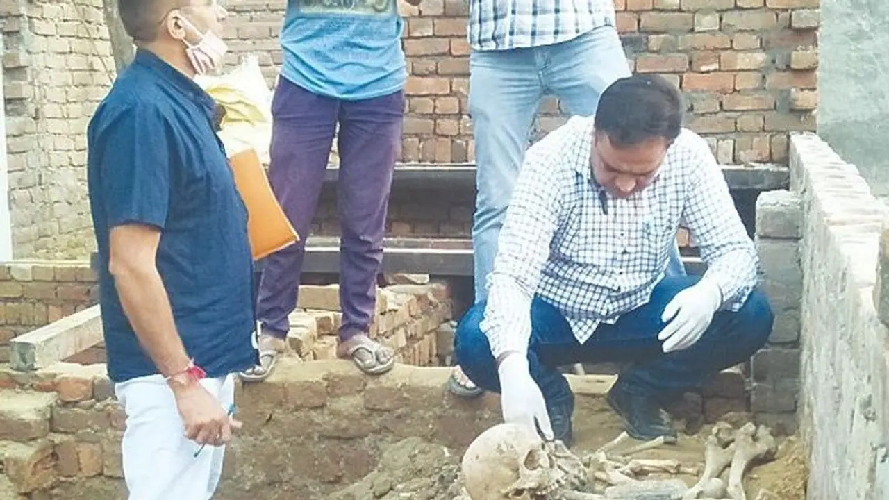 नवरात्रि में खुला खौफनाक घटना का राज: घर में जब अचानक निकला नर कंकाल, खोपड़ी देख चीख पड़े लोग नवरात्रि में खुला खौफनाक घटना का राज: घर में जब अचानक निकला नर कंकाल, खोपड़ी देख चीख पड़े लोग